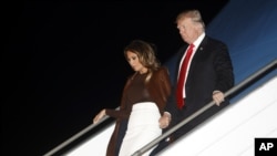 លោក​ប្រធានា​ធិបតី ត្រាំ និង​ស្ត្រី​ទី​មួយ Melania Trump ធ្វើ​ដំណើរ​ចេញ​ពី​យន្ត​ហោះ Air Force One កាល​ពី​ថ្ងៃទី​២៩ វិច្ឆិកា ២០១៨ នៅ​ទីក្រុង​ប៊ុយណូ​ស៊ែ ប្រទេស​អាហ្សង់ទីន។