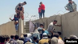 پس از ورود گروه طالبان به شهر کابل هزاران شهروند این کشور تلاش دارند تا از طریق میدان هوایی کابل کشور شان را ترک کنند.