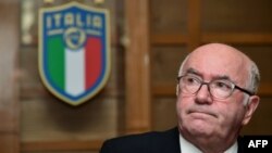 Le président Carlo Tavecchio lors d'une conférence de presse pour annoncer sa démission à Rome, le 20 novembre 2017.