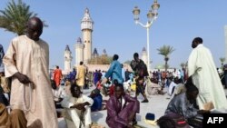 Des pèlerins mourites avec un chapelet à la main sur l'esplanade de grande mosquée à touba, le 28 octobre 2018, jour du grand Magal des Mourides, le plus grand pèlerinage annuel de la confrérie au Sénégal.