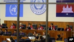 Extraordinary Chambers in the Courts of Cambodia, court officers of the U.N.-backed war crimes tribunal are seen through windows during a hearing of former Khmer Rouge top leaders in Phnom Penh, Cambodia. (File photo)