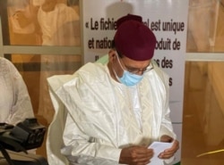 Mohamed Bazoum, candidate of the ruling PNDS party, prepares to cast his vote in Niamey, Dec. 27, 2020. (Mahmud Lalo/VOA Hausa)