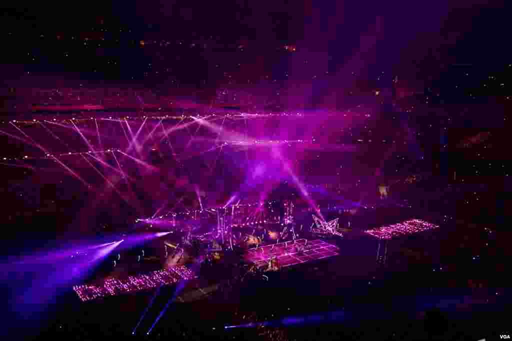 View of the state during the Super Bowl halftime show where pop star Lady Gaga performed in Houston, Texas, Feb. 5, 2017. (Photo: B. Allen / VOA) 