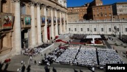 Le pape François conduit une messe de canonisation devant l'église Saint-Pierre, au Vatican, le 16 octobre 2016.