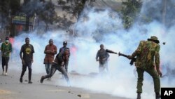 Des manifestants jetant des pierres et des policiers tirant des gaz lacrymogènes s'affrontent dans le quartier de Mathare à Nairobi, au Kenya, le 12 juillet 2023.