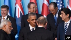 在参加20国集团峰会的各国领导人合影的时候，美国总统奥巴马和俄罗斯总统普京交谈（2015年11月15日）