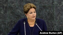 La Président du Brésil Dilma Roussef parle lors de son discours à la 68e session de l'Assemblée générale des Nations Unies le mardi 24 septembre 2013 à New York . (AP Photo / Andrew Burton , Pool)
