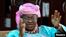 La ministre des finances du Nigeria à l'époque, Ngozi Okonjo-Iweala, s'exprime lors d'un entretien avec Reuters dans son bureau de la capitale Abuja, le 24 août 2012. (Photo Reuters)
