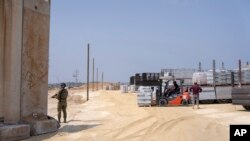 کامیون‌های حامل کمک‌های بشردوستانه در گذرگاه ارز یا بیت حانون در مرز اسرائیل و نواز غزه - آرشیو