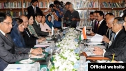 Pembicaraan antara Pakistan dan India yang dipimpin oleh Menteri Luar Negeri Pakistan Hina Rabbani Khar dan Menteri Luar Negeri India S.M. Karishna di Islamabad. (Foto: AP)