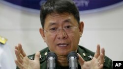 Kepala staf angkatan bersenjata Filipina, Jendral Eduardo Ano memberikan keterangan kepada media tentang tewasnya komandan kelompok Abu Sayyaf, di Manila, Rabu (12/4).