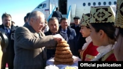 Jirinovskiyni O’zbekiston Senati raisi o’rinbosari Sodiq Safoyev va Buxoro viloyati hokimi O’ktam Barnoyev kutib oldi