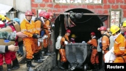 Tim penyelamat menarik kereta keluar dari tambang batu bara setelah terjadinya kecelakaan di Baiyin, Provinsi Gansu, sebagai ilustrasi. (Foto: China Daily via Reuters)