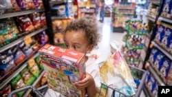 斯塔德和父母在芝加哥加菲尔德街区的皮特市场购物（2019年8月15日）。