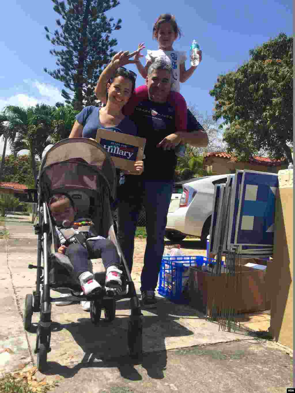 This Florida family is set to vote for presidential candidate Hillary Clinton in Tuesday’s primary. (C. Mendoza/VOA)