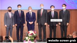 出席9月4日“重组供应链：促进理念相近伙伴间之韧性论坛”的各方代表。从左至右：台湾外贸协会董事长黄志芳、欧盟驻台代表高哲夫、捷克参议院议长维特齐、美国在台协会（AIT）处长郦英杰、外交部长吴钊燮、日本驻台代表泉裕泰。（照片来源：美国在台协会网站提供）