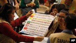 Les agents recomptant les voix à Tegucigalpa, Honduras, le 5 décembre 2017.