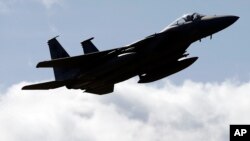 Un chasseur américain survolant Vilnius, capitale de la Lituanie, le 12 avril 2014. 