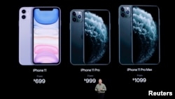 Phil Schiller, Wakil Presiden Senior Penjualan Global memaparkan iPhone 11 Pro dalam sebuah acara Apple di kantor pusat Apple di Cupertino, California, 10 september 2019.