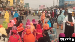 গাজীপুরে ঢাকা -ময়মনসিংহ ও ঢাকা- টাঙ্গাইল মহাসড়ক অবরোধকারী বিএসআইএস অ্যাপারেলস পোশাক কারখানার শ্রমিকদের বিক্ষোভ 