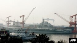 Xitoyning ilk avianosetsi, 1998 yilda Ukrainadan sotib olingan "Varyag" sobiq Sovet kemasi. U avgust oyida Xitoying Dalian portida suvga tushirildi