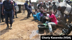 Des manifestants sont interpellés par la police à Goma, en RDC, le 31 juillet 2017. (VOA/Charly Kasereka)