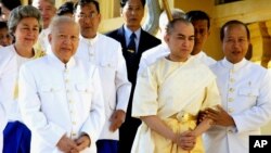 អតីត​ព្រះមហាក្សត្រ​ នរោត្តម សីហនុ និង​ព្រះរាជបុត្រ​ស្នងរាជ្យ​គឺ ព្រះបរមនាថ នរោត្តម សីហមុនី ព្រម​ទាំង​សមាជិក​ព្រះរាជវង្ស នៅ​ក្នុង​ព្រះរាជពិធី​ឡើង​គ្រងរាជ្យ​ព្រះបរមនាថ នៅ​ក្នុង​ព្រះបរមរាជវាំង​កាល​ពី​ថ្ងៃ​ទី​២៩ ខែ​តុលា ឆ្នាំ​២០០៤។