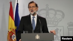 Spain's Prime Minister Mariano Rajoy delivers a statement after an extraordinary cabinet meeting at the Moncloa Palace in Madrid, Oct. 27, 2017.