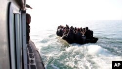 ፎቶ ፋይል፦ ከሰሃራ በታች ካሉ አፍሪካ ሃገሮው ወደ ጣሊያን ለመግባት ለመግባት የሚጓዙ የቱኒዚያ ፍልሰተኞች