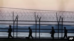 북한 경비정 1척이 연평도 인근 서해 북방한계선을 침범해 한국 군의 경고사격을 받고 퇴각한 지난달 7일 한국 군 병사들이 비무장지대 인근에서 경계근무를 서고 있다. (자료사진)