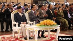 នាយក​រដ្ឋ​មន្ត្រី​នេប៉ាល់​លោក ​ខាត់ហ្គា ប្រាសាត​ សាម៉ា អូលី (Khadga Prasad Sharma Oli)  ជួប​ជាមួយ​លោក​នាយករដ្ឋមន្រ្តី​ ហ៊ុន សែន​ នៅ​សណ្ឋាគារសុខា​ភ្នំពេញ​នៅ​​ថ្ងៃ​ទី​១៤ ខែ​ឧសភា ឆ្នាំ​២០១៩។​ (Facebook/Samdech Hun Sen, Cambodian Prime Minister)