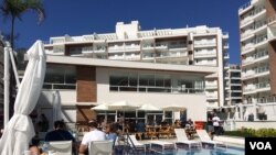 Dvospratna kafeterija uz bazen u Medijskom selu Barra 1 u Rio de Žaneiru 