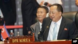 26일 라오스 비엔티안에서 열린 아세안 지역안보 포럼, ARF 회의에 북한 대표로 리용호 외무상(오른쪽)이 참석했다.