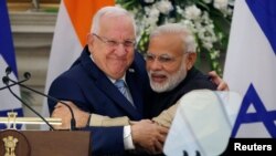 Presiden Israel Reuven Rivlin (kiri) dan PM India Narendra Modi (kanan) saling memeluk seusai membaca kesepakatan bersama di Hyderabad House, New Delhi, India, 15 November 2016. (Foto: dok).