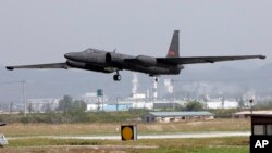주한미군이 운용하는 U2 고고도정찰기가 지난 2008년 10월 한국 오산 공군기지에서 이륙하고 있다. (자료사진)