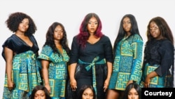 Para model mengenakan pakaian oleh desainer South Sudan Unite, Sara Duku.