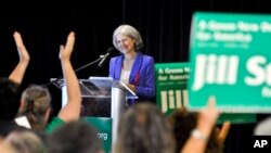 រូបឯកសារ៖ បេក្ខជន​ប្រធានាធិបតី​នៃ​គណបក្ស​បៃ​តង លោក​ស្រី Jill Stein ថ្លែង​សុន្ទរកថា​នៅ​គណបក្សបៃតងនៅ​រដ្ឋ​ Maryland កាល​ពី​ឆ្នាំ២០១២។