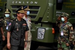 Putra PM Kamboja Hun Sen, Letnan Jenderal Hun Manet, memeriksa kendaraan militer pada upacara di Stadion Olimpiade Nasional, Phnom Penh, Kamboja, 18 Juni 2020.