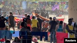 Migranti kod Međunarodnog mosta između Meksika i SAD u Del Riju u Teksasu 16. septembra 2021. 