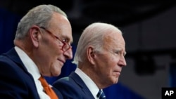 Presiden Joe Biden dan Pemimpin Mayoritas Senat Chuck Schumer (kiri) dalam sebuah acara di Syracuse, New York, 27 Oktober 2022. (Foto: Manuel Balce Ceneta/AP Photo)