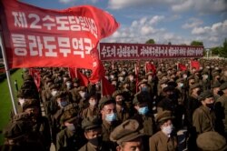 북한에서 함경도 지역 태풍 피해 복구를 위해 결성된 1만2000명의 '수도당원사단' 당원들이 8일 평양에서 궐기대회를 갖고 피해 지역으로 출발했다.