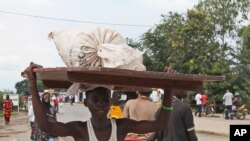 Les habitants des quartiers visés fuient la capitale. (AP Photo)