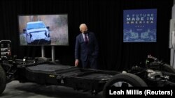 Presiden AS Joe Biden mengunjungi kendaraan listrik Ford Rouge di Dearborn, Michigan, AS, 18 Mei 2021. (Foto: REUTERS/Leah Millis)