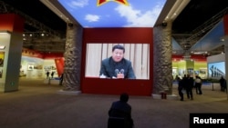 ប្រធានាធិបតី​ចិន ស៊ី ជីនពីង នៅ​ក្នុង​វីដេអូ​ ដែល​គេ​ដាក់​បង្ហាញ​នៅ​កន្លែង​តាំង​ពិព័រណ៍​សមិទ្ធិផល​រយៈ​ពេល​៥​ឆ្នាំ​របស់​ប្រទេស​ចិន ដែល​ជា​ផ្នែក​មួយ​នៃ​ការ​ត្រៀម​សម្រាប់​សមាជ​បក្ស​កុម្មុយនិស្ត​ចិន​ ដែល​នឹង​ប្រព្រឹត្ត​ឡើង​នៅ​​សប្តាហ៍​ក្រោយ ក្នុង​ទីក្រុង​ប៉េកាំង​ ប្រទេស​ចិន។