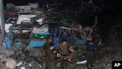 Petugas keamanan Pakistan mengunjungi lokasi ledakan di Lahore, Pakistan, 7 Agustus 2017.