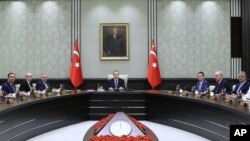 Presiden Turki Recep Tayyip Erdogan memimpin sidang kabinet di Ankara (15/8). 
