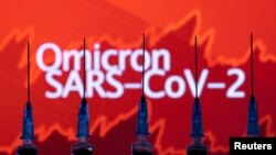Ilustración muestra el nombre de la variante ómicros del coronavirus y jeringuillas.