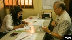 រូបឯកសារ៖ លោក​ ស៊ិក​ ប៊ុនហុក​ ប្រធាន​គណៈ​កម្មការ​ជាតិ​រៀប​ចំ​ការ​បោះឆ្នោត (គ.ជ.ប.) កំពុង​ចុះ​ឈ្មោះ​បោះឆ្នោត​នៅឯ​សាលា​សង្កាត់​បឹង​កេងកង៣​ រាជធានី​ភ្នំពេញ ​កាល​ពី​ថ្ងៃ​ទី​១ ខែ​កញ្ញា ឆ្នាំ២០១៦។​ (ហ៊ាន សុជាតា/VOA)