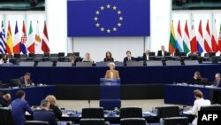 اورسولا فون در لاین، رئیس کمیسیون اروپا در حال سخنرانی در پارلمان اروپا. آرشیو