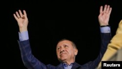 Recep Tayyip Erdogan saluant ses partisans, Istanbul, Turquie, le 16 avril 2017. 